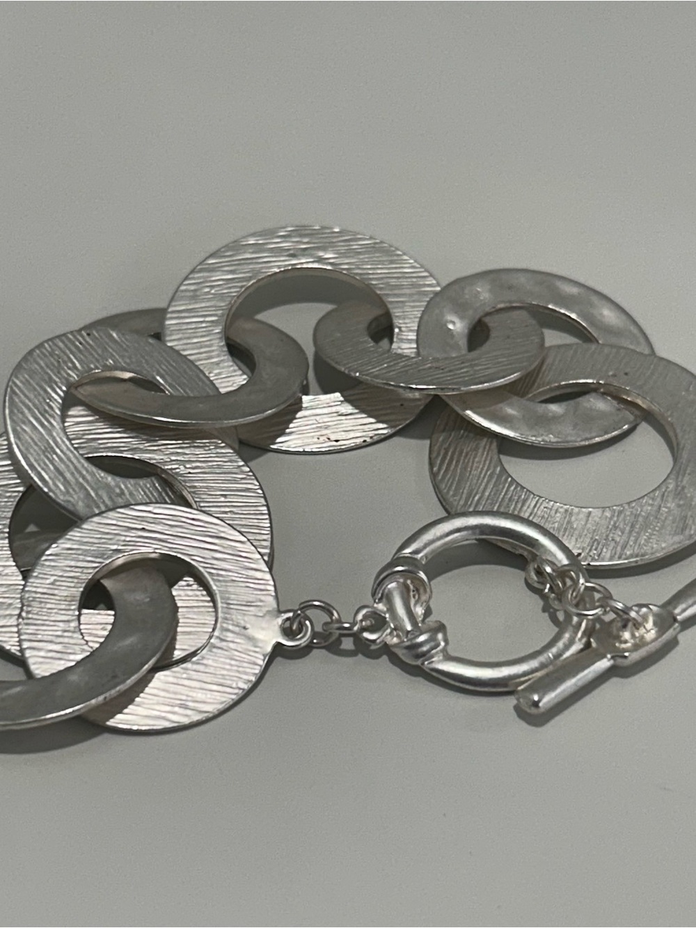 Matte Silver Linked Circles Bracelet Toggle Clasp Chunky Textured Interlocking - Picture 2 of 4